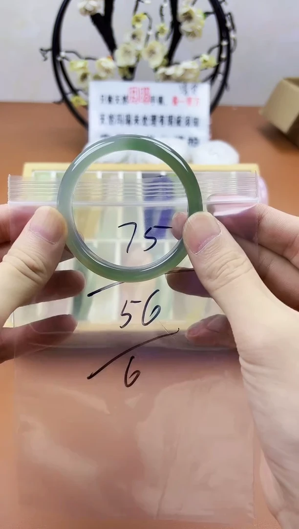 玛瑙/玉髓手镯未镶嵌75