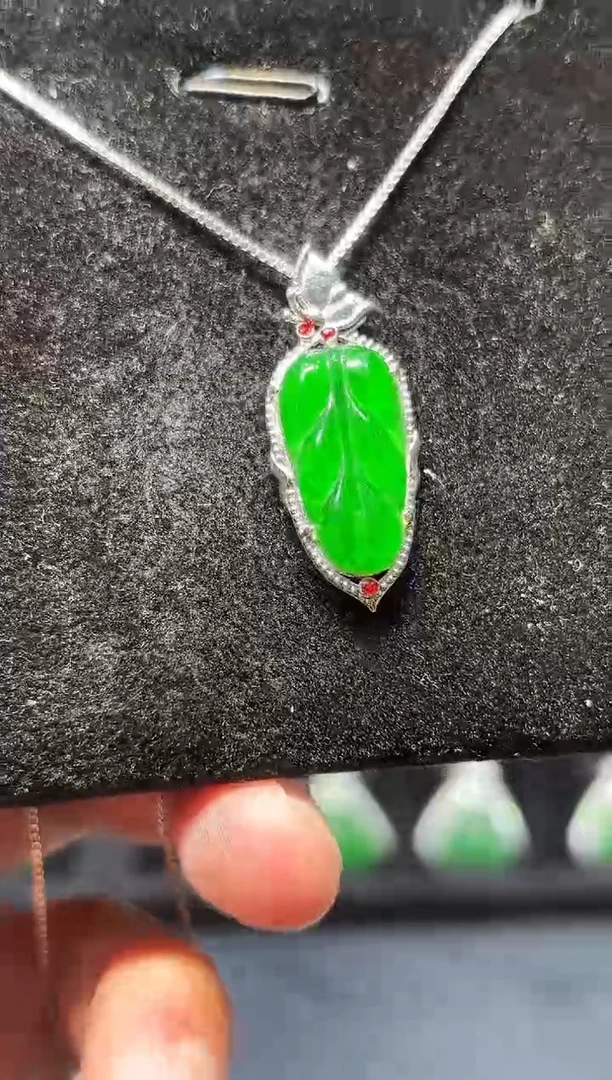 吊坠(不含链)18K金镶嵌翡翠多样性发货一件不含链