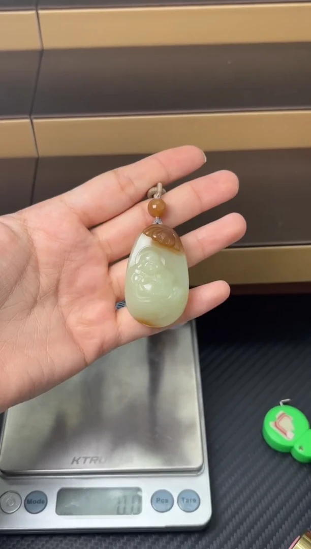 吊坠(赠链)未镶嵌和田玉若羌微色差吊坠K