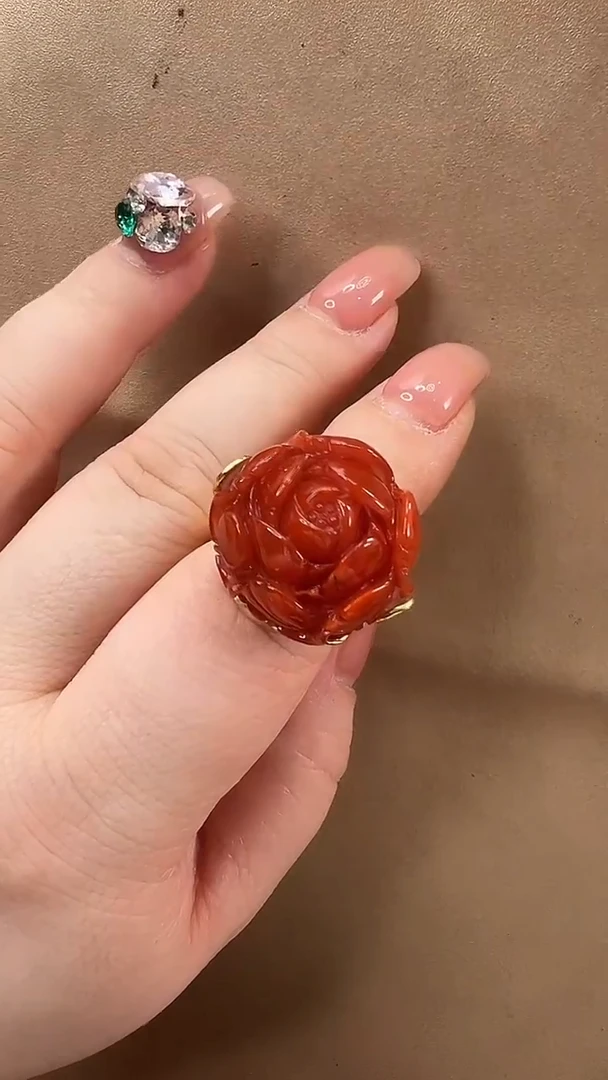 颈饰未镶嵌南红玛瑙戒指