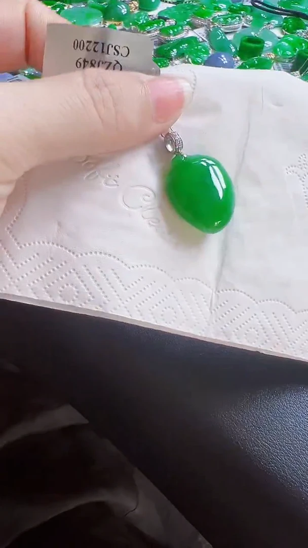 颈饰18K金镶嵌翡翠瓜