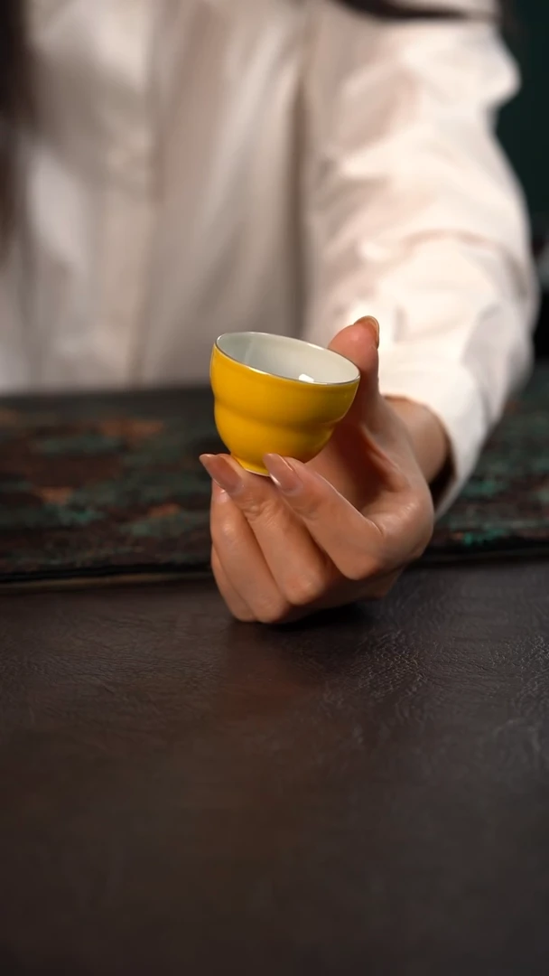 聚澜堂黄釉小葫芦杯