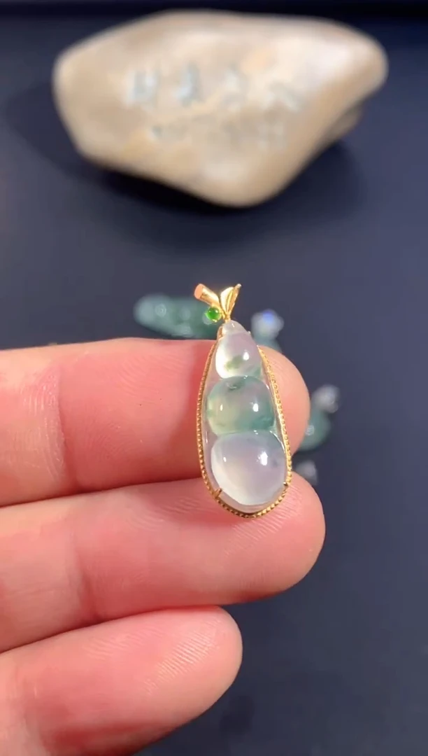 颈饰18K金镶嵌翡翠