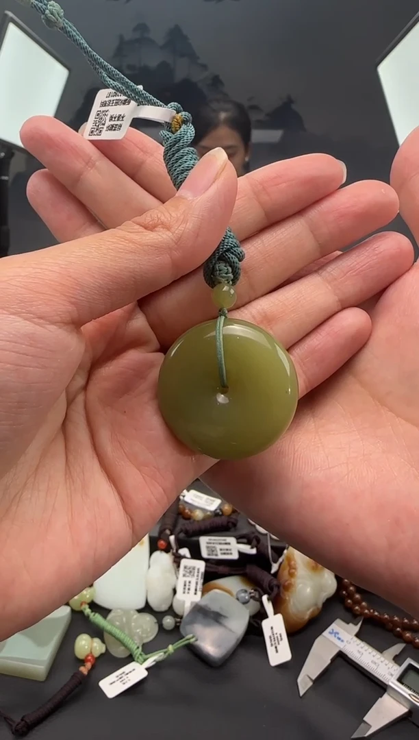 吊坠(赠链)未镶嵌和田玉（黄玉）若羌黄口平安扣