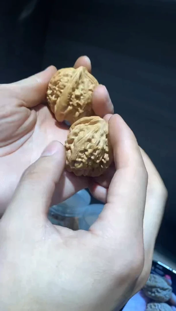 文玩核桃把件特价有瑕疵微修红锦鲤37左右