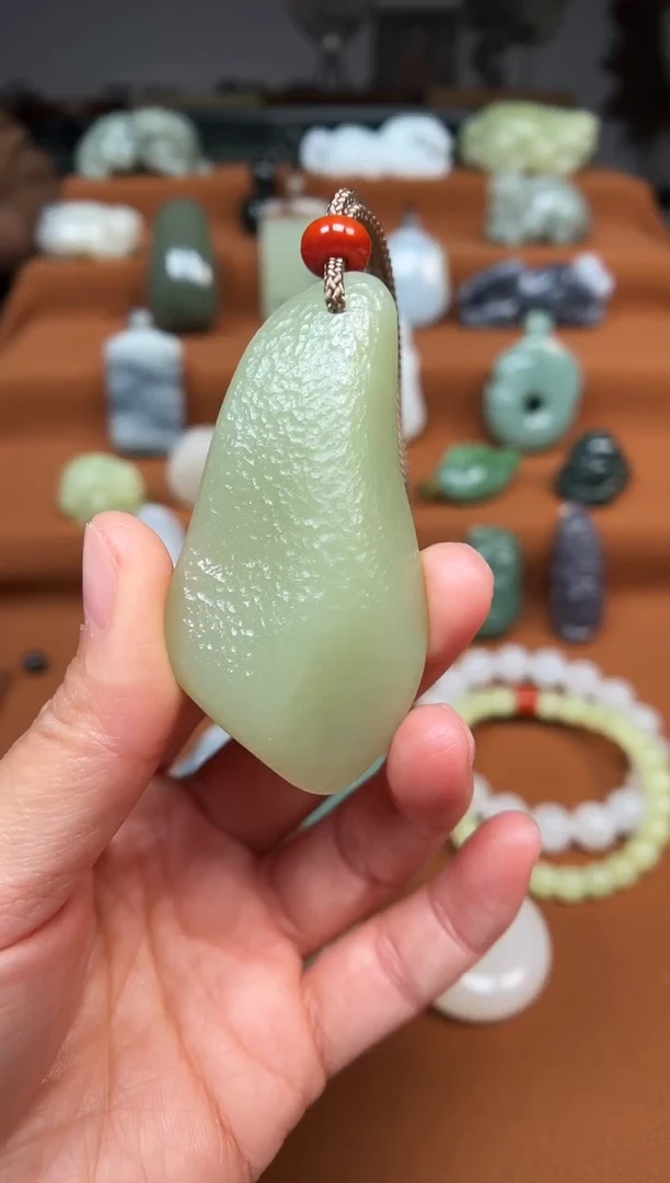 颈饰未镶嵌和田玉原石