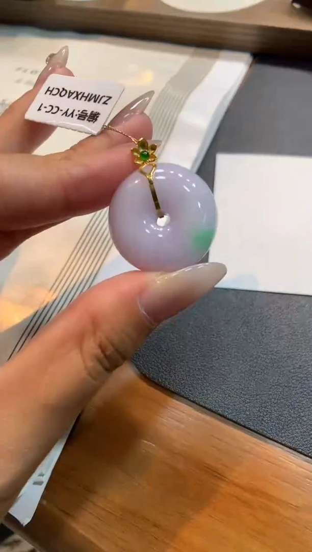 翡翠18K金镶嵌颈饰平安扣