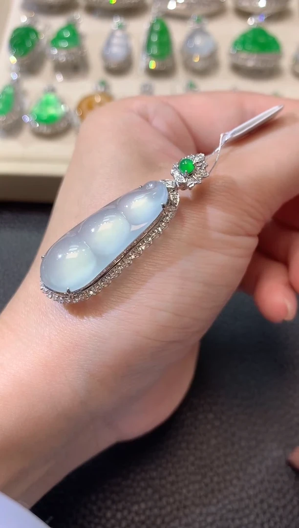 【闪购商品】翡翠吊坠(不含链)18K金镶嵌A83