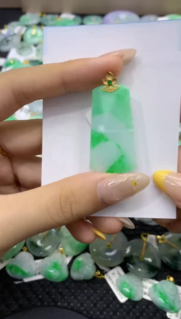颈饰18K金镶嵌翡翠天然缅甸翡翠A货