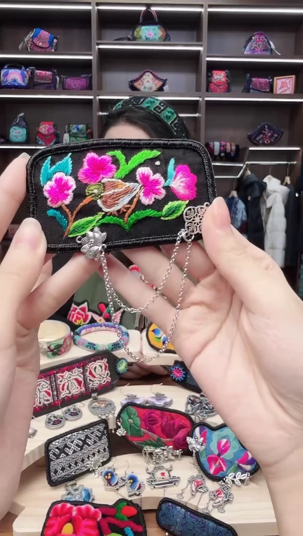 织绣5蒙阿苏苗绣传承店