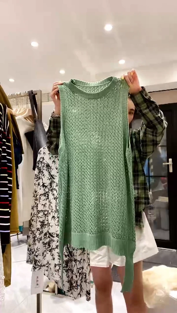 绿色镂空针织背心