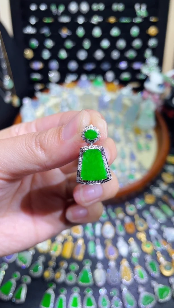 颈饰18K金镶嵌翡翠豪镶盖中盖满绿无事牌吊坠