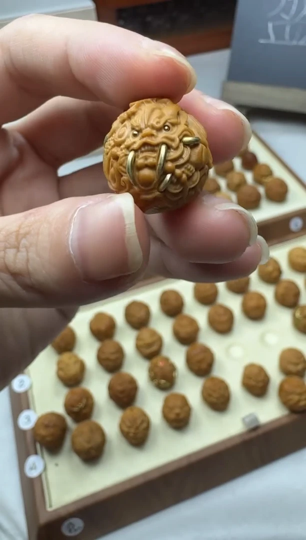 吊坠猴头核桃镶嵌迦楼罗