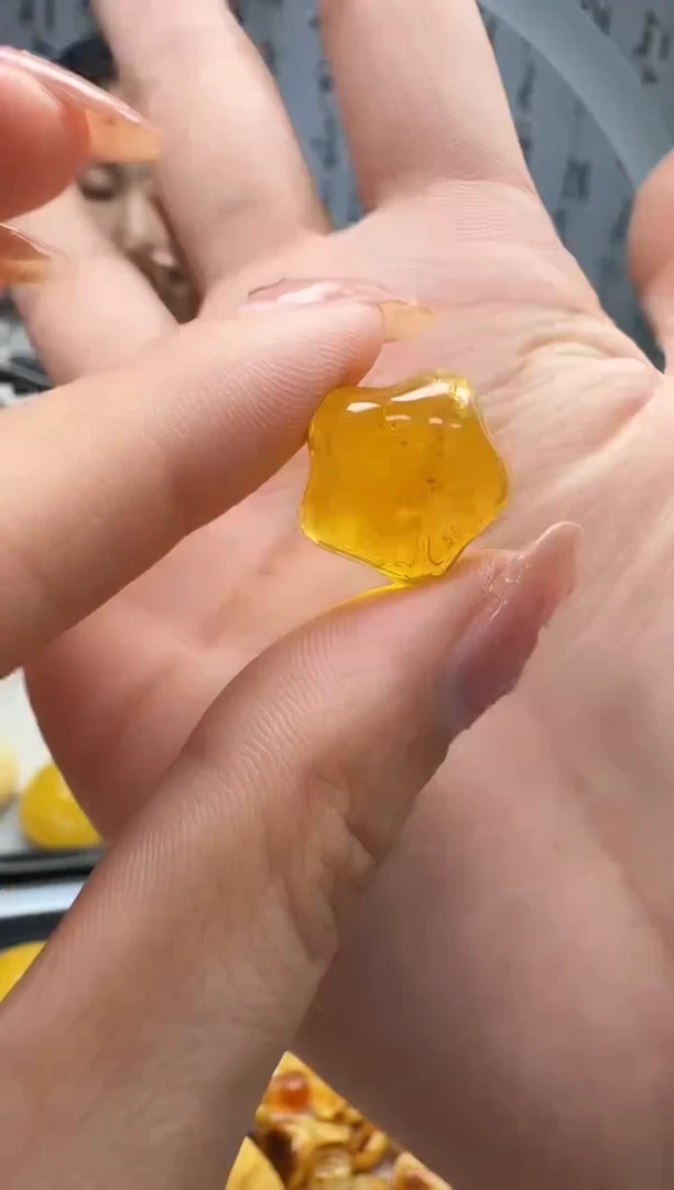 未镶嵌琥珀裸石如图