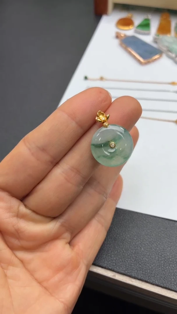 颈饰18K金镶嵌翡翠天然翡翠A货