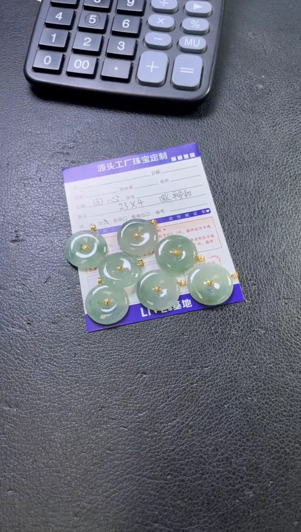 18K金镶嵌挂件翡翠平安扣多样性发一件（配链）