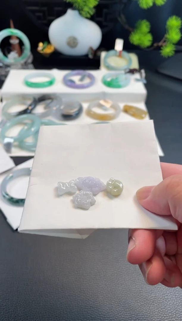 翡翠未镶嵌颈饰一**懒有纹裂