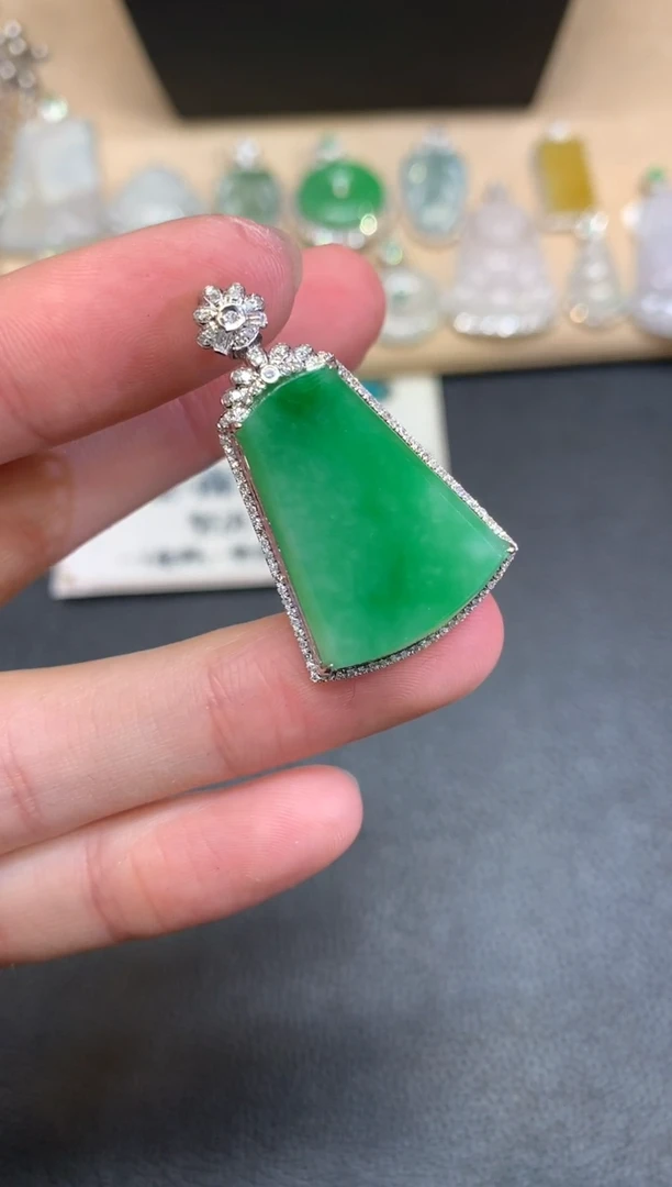 【闪购商品】翡翠颈饰18K金镶嵌无事牌【无服务费】