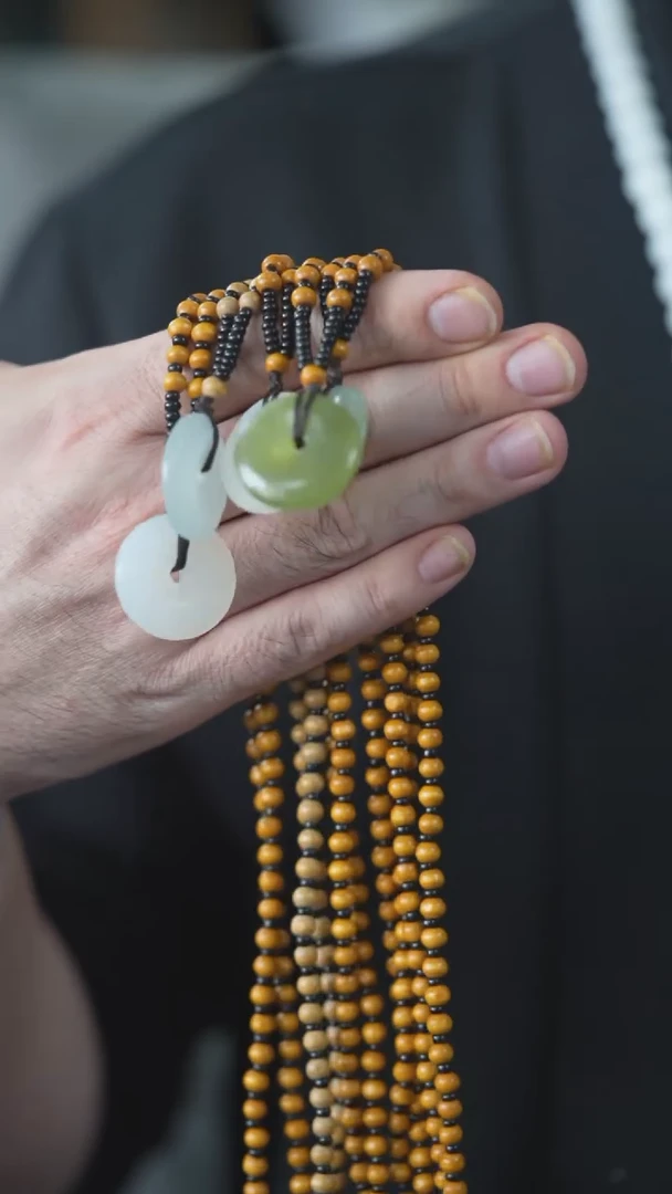 未镶嵌岫玉颈饰平多样性发其一