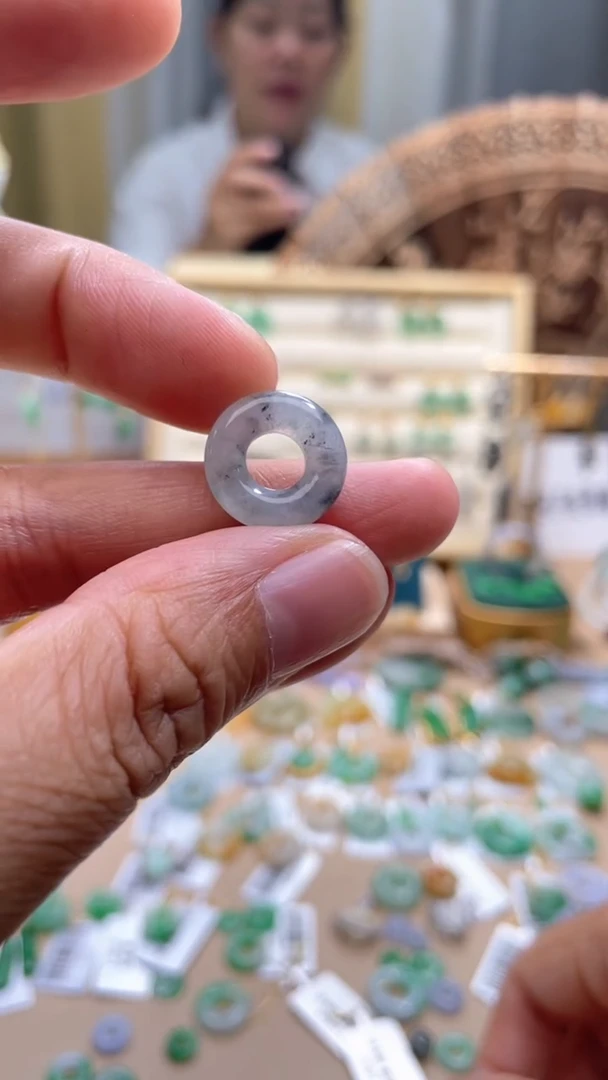 翡翠未镶嵌颈饰甜甜圈