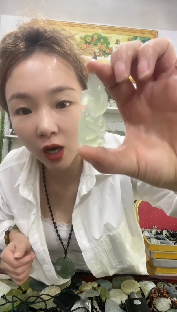 岫玉未镶嵌挂坠·