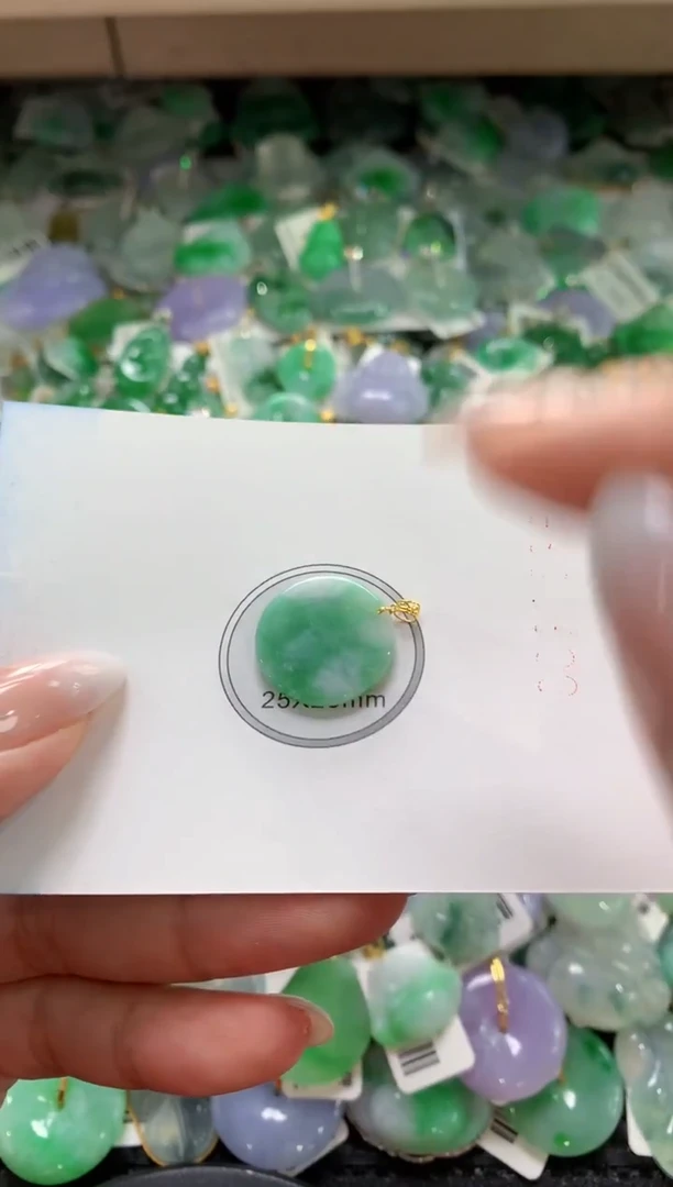 颈饰18K金镶嵌翡翠1111111111111111