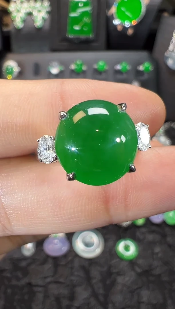 18K金镶嵌戒指翡翠高冰浓阳绿蛋面戒指