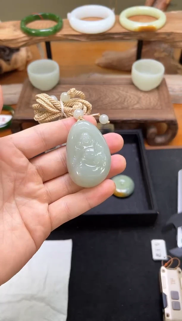 吊坠(不含链)未镶嵌和田玉清**面且末青白 佛公 105