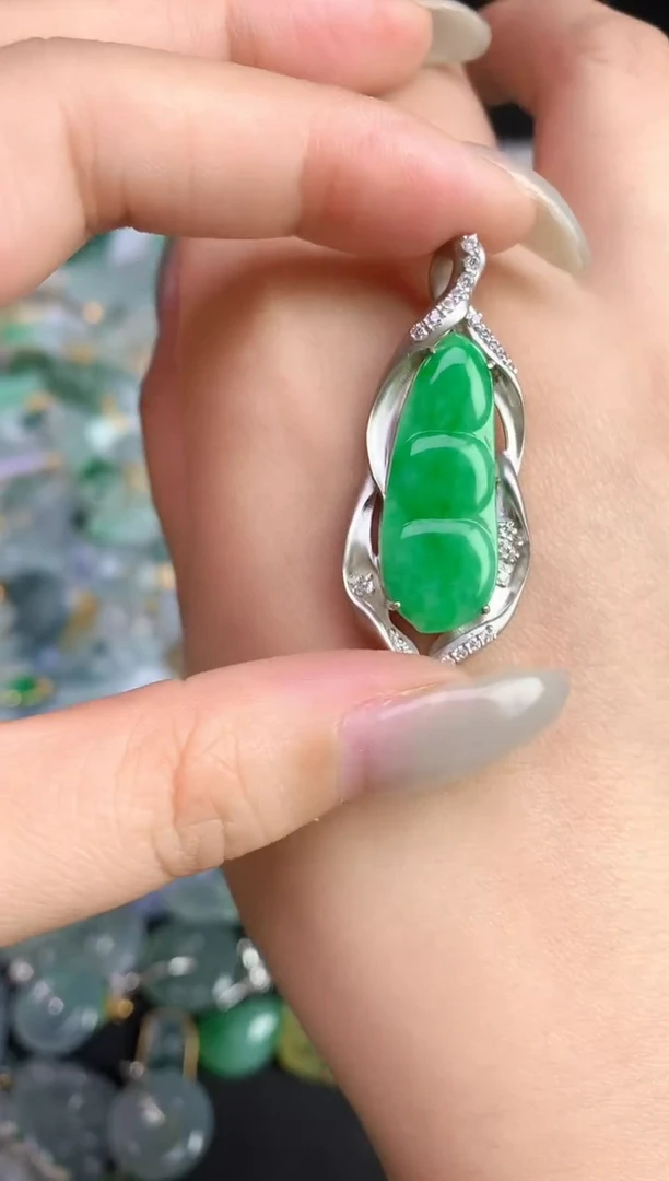 颈饰银S925镶嵌翡翠2025110502