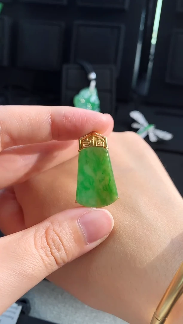 【闪购商品】翡翠颈饰18K金镶嵌吊坠