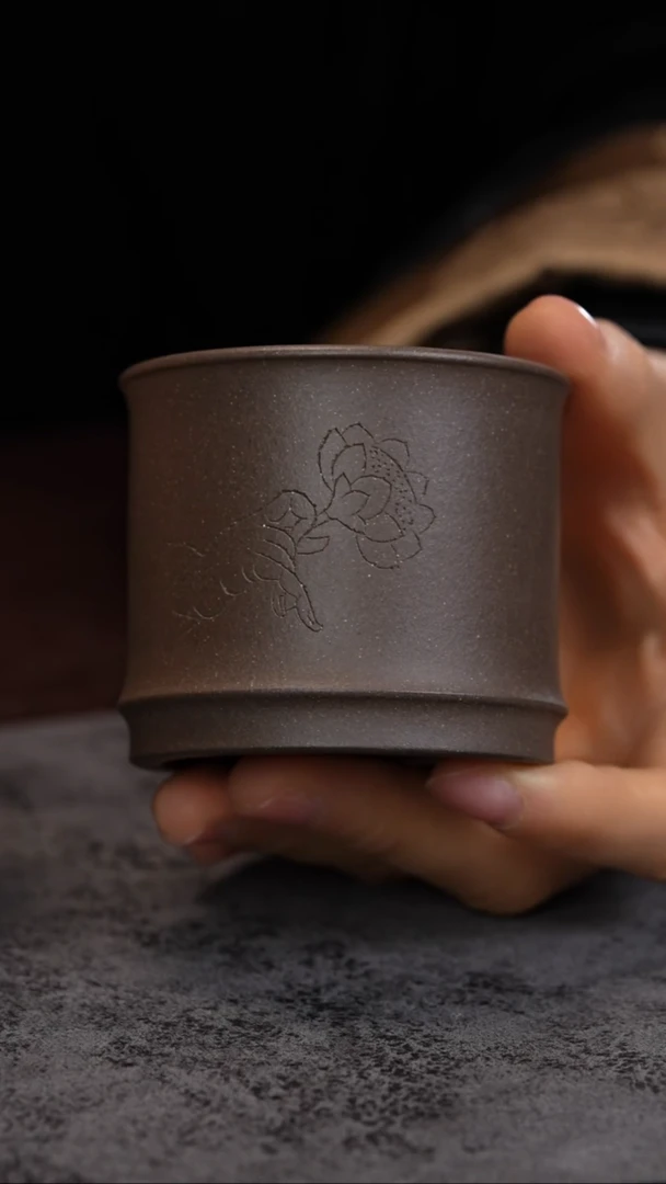 【闪购商品】紫砂茶杯蟹壳青 竹段杯 刻绘拈花笑