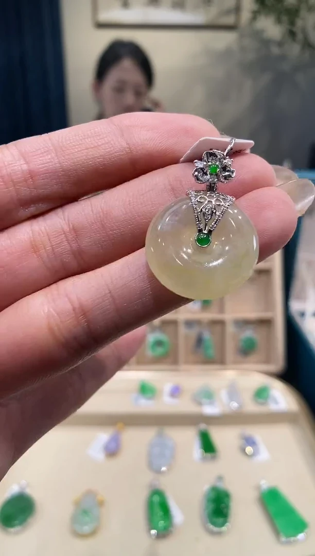 【闪购商品】翡翠吊坠(不含链)18K金镶嵌平安扣