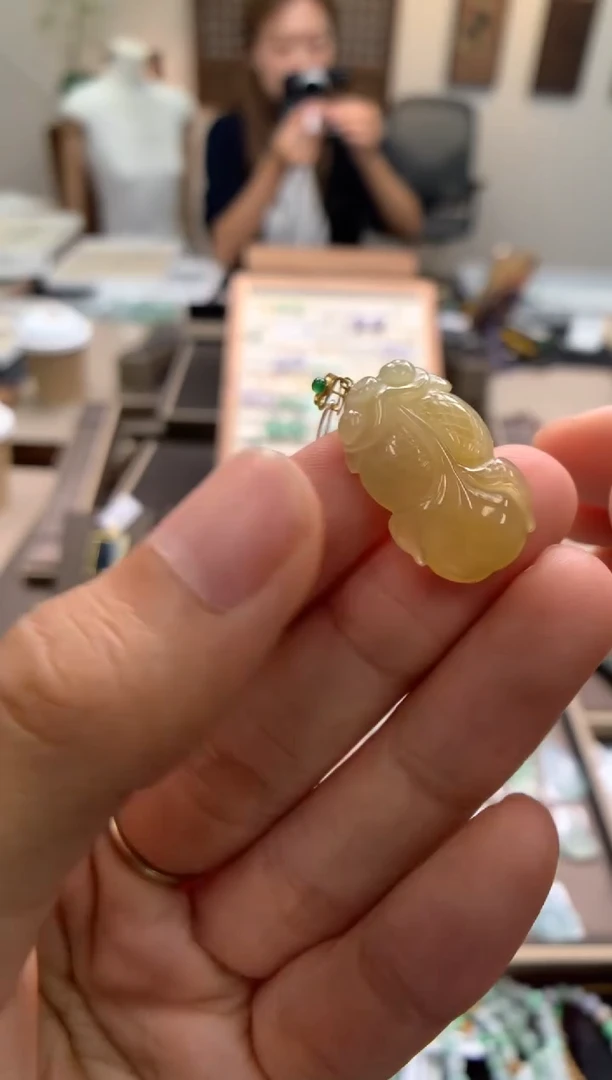 颈饰18K金镶嵌翡翠鱼