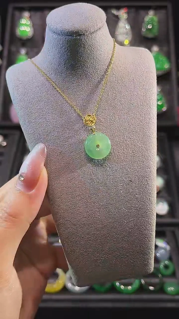 颈饰18K金镶嵌翡翠吊坠