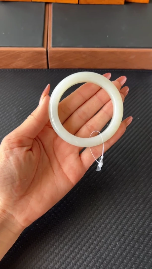 和田玉手镯未镶嵌黑山微色差55+J