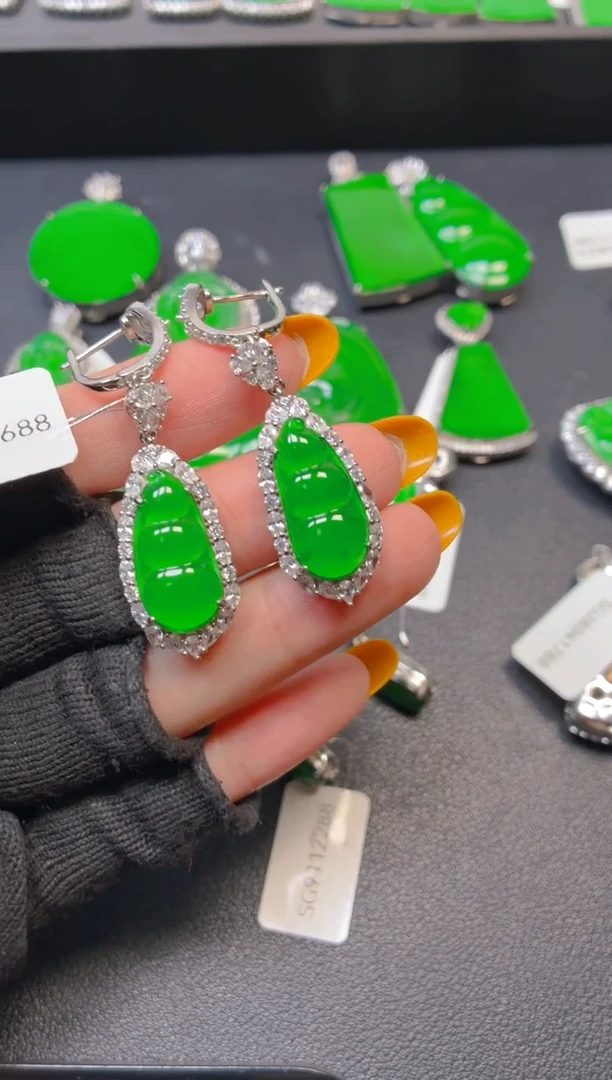 银S925镶嵌翡翠耳饰繁*。1