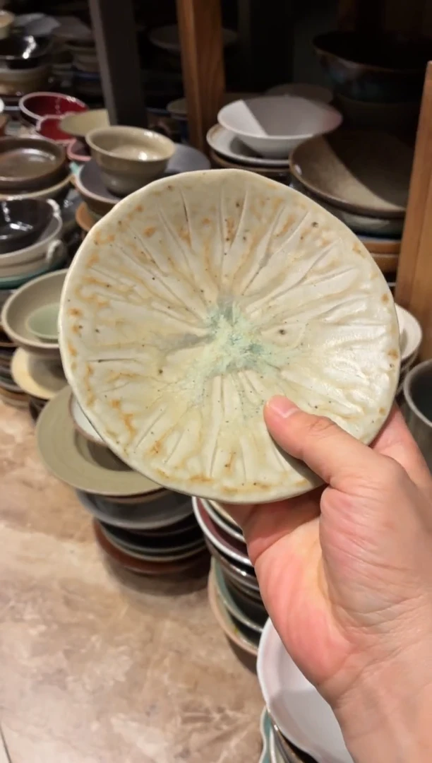 瓷片江**β949手工小荷叶盘1个