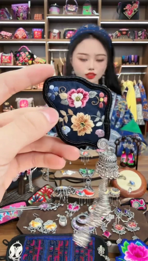 【闪购商品】织绣14蒙阿苏苗绣传承