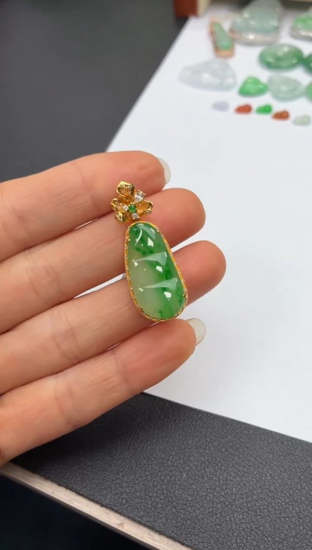 颈饰18K金镶嵌翡翠天然翡翠A货