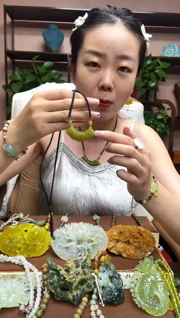 岫玉未镶嵌吊坠多样性发货发其中之一