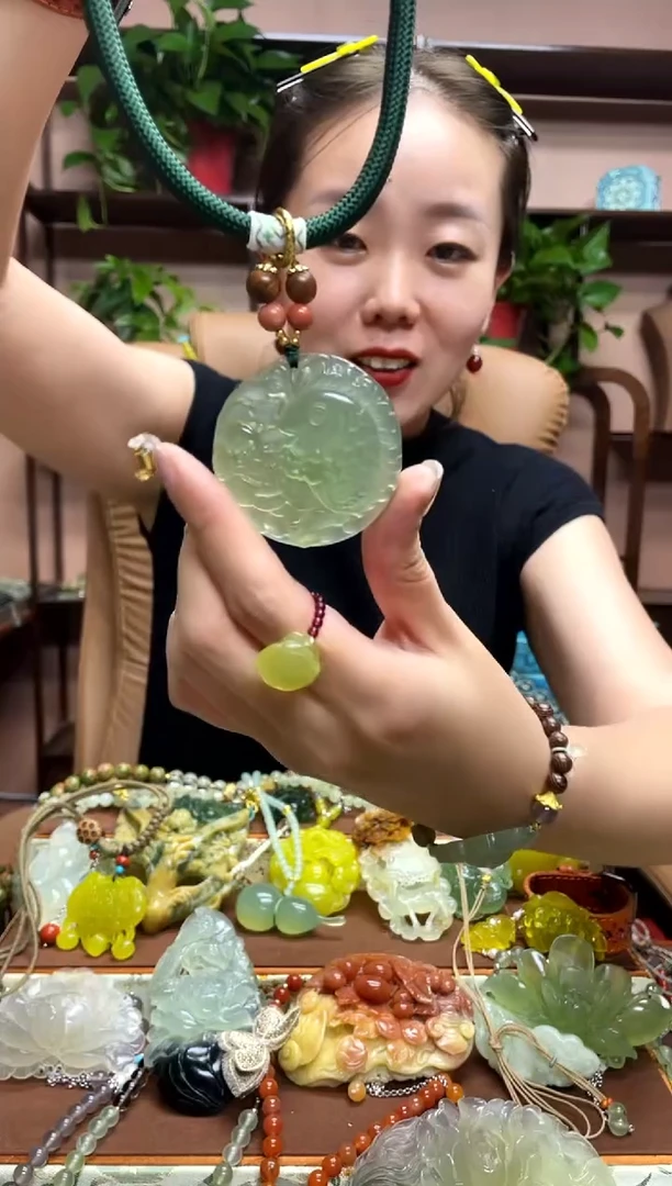 未镶嵌岫玉颈饰·