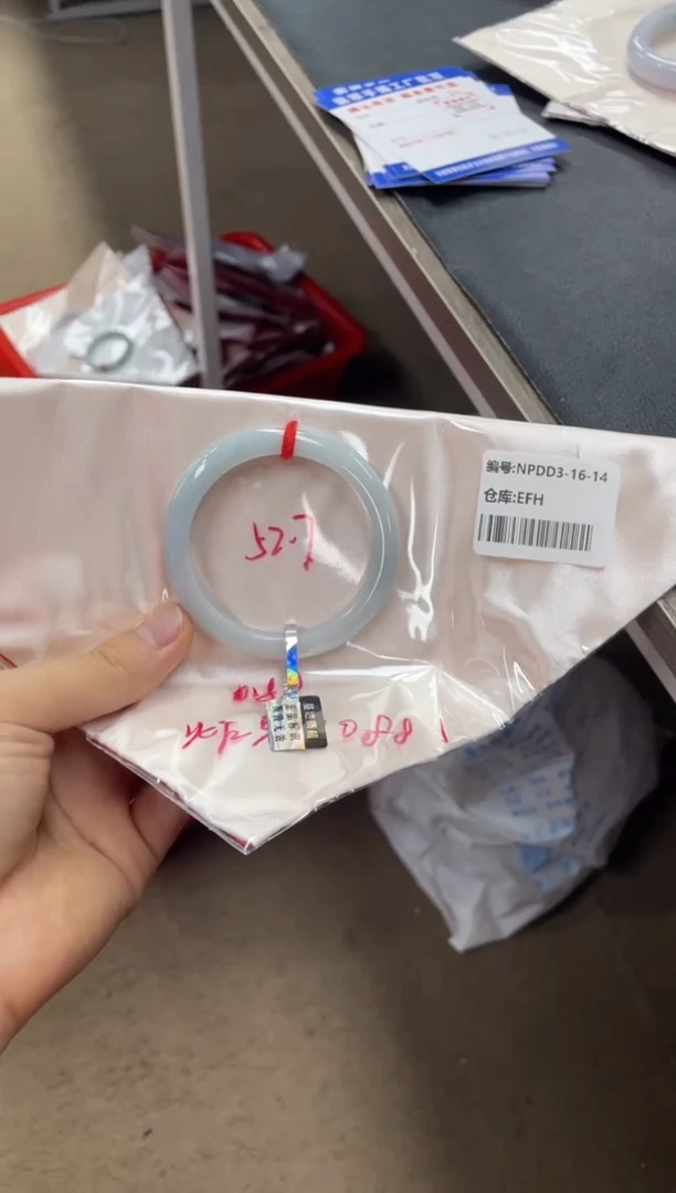 翡翠手镯未镶嵌翡翠手镯