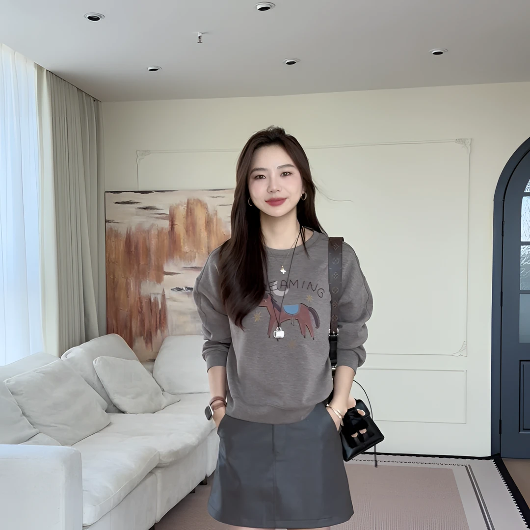 【余欢欢】马上有钱 秋季休闲刺绣小马印花圆领卫衣 -YHW50661