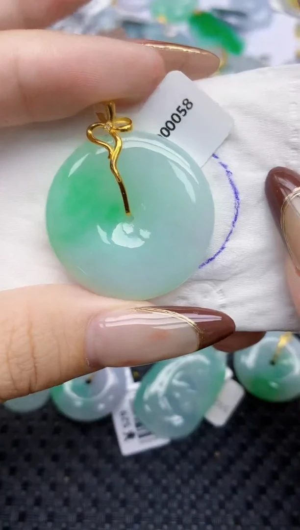 颈饰18K金镶嵌翡翠76   天然翡翠A货  百元以上9米证书费自理