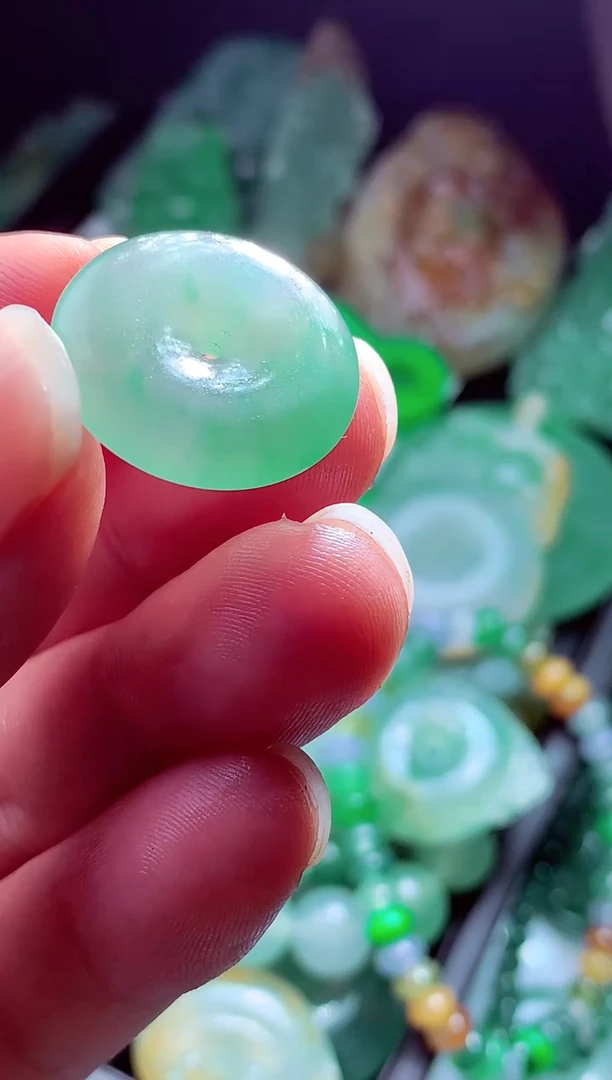 未镶嵌定制翡翠雨***?翡翠毛货定制