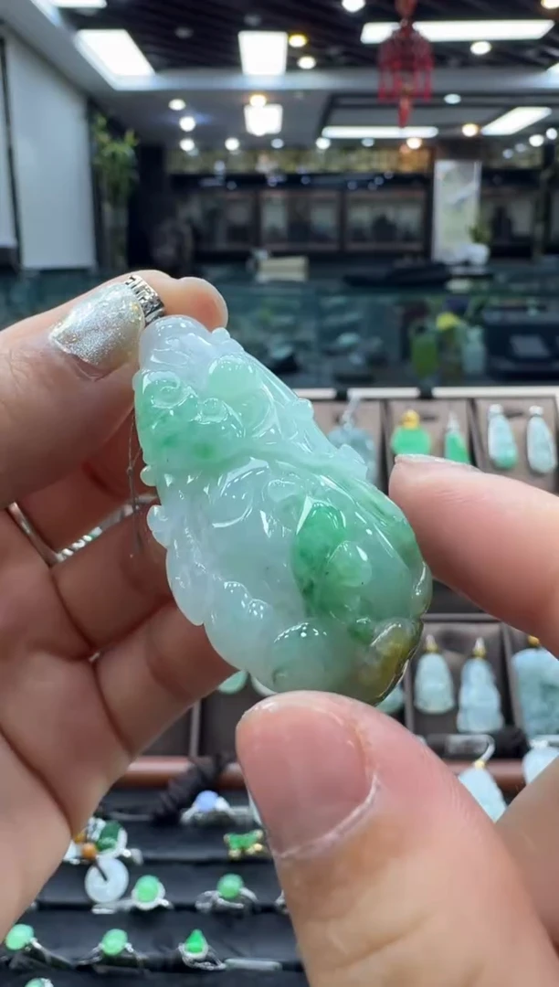 颈饰18K金镶嵌翡翠白菜