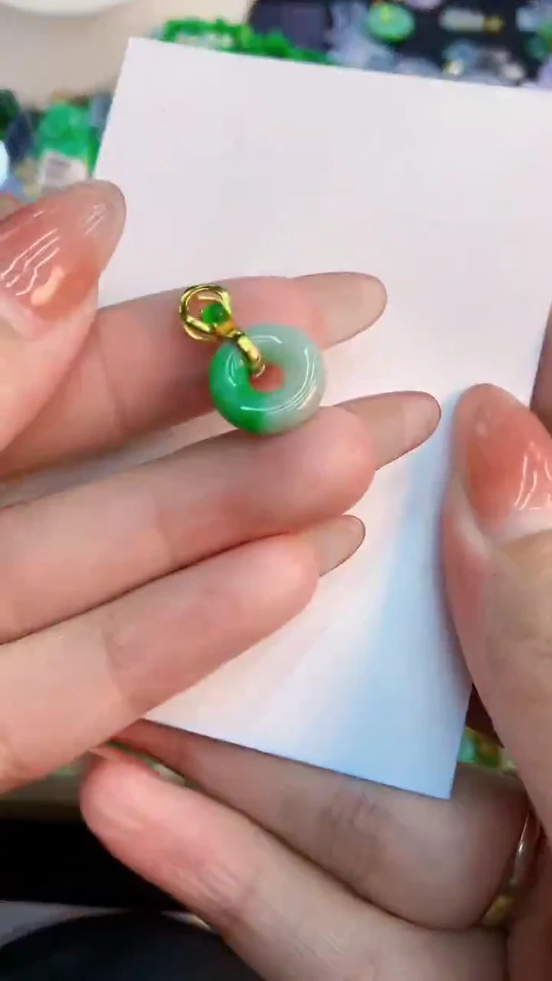 翡翠未镶嵌颈饰           1