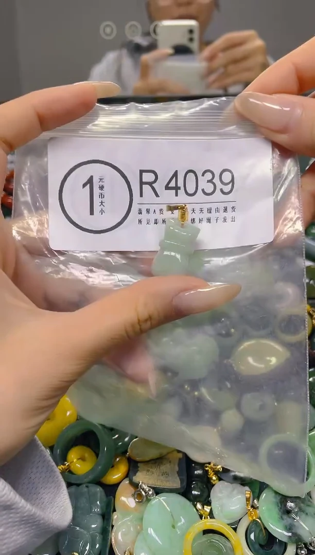 颈饰未镶嵌翡翠/ R /翡翠A货，一件也是批发价