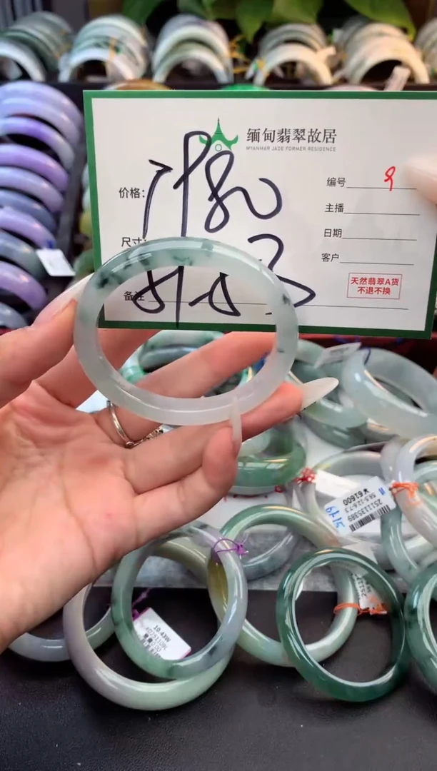 未镶嵌定制翡翠毛货需精细抛光+多人