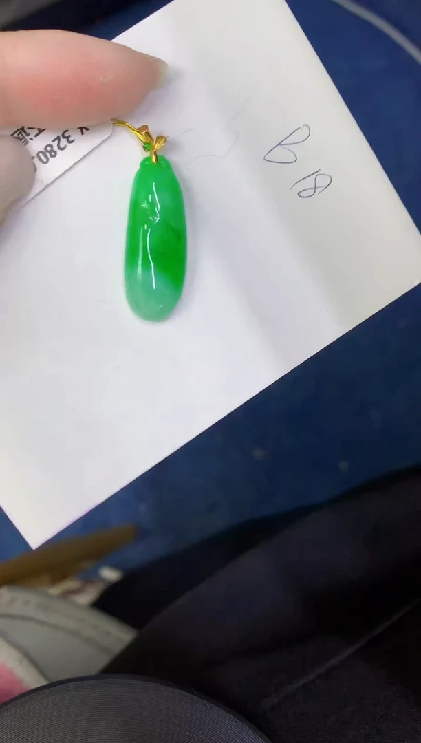 颈饰18K金镶嵌翡翠缅甸天然翡翠A货